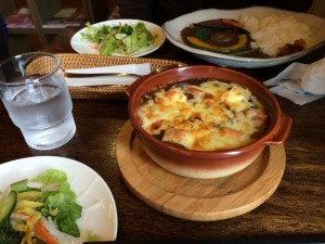 【食】 私は、焼きチーズカレーをいただきました。チーズ好きの私にはたまりません