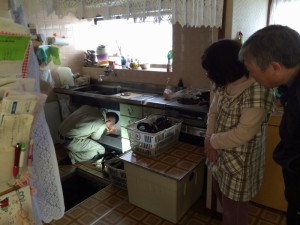 お施主様も気になって、身を乗り出して見学