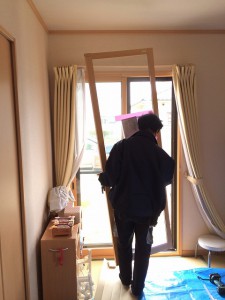 慎重に搬入し、ガラスの入った障子をはめ込みます