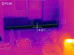 外気温と同じ温度のアルミサッシ