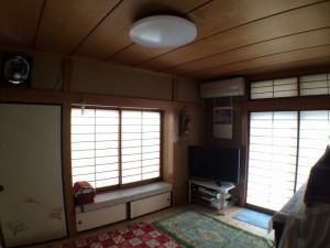 落ち着いた和室ですが「薄暗い部屋」が気になり始めました・・・