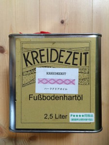 プラネットカラーという塗料です。ドイツの自然塗料メーカー（クライデツァイト社）が製造元です。この塗料は、亜麻仁油が主な成分です