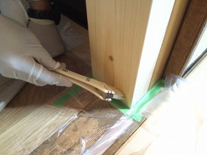 まず、ハケで塗ります。細かい部分もしっかりと