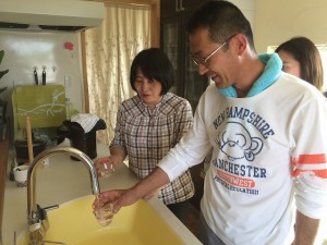 最初の一杯。待ちに待った水素水。ご主人、とっても嬉しそうです