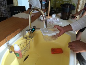 製氷機の容器に水素水をたっぷり注ぎます。水素水氷。出来上がりが楽しみです