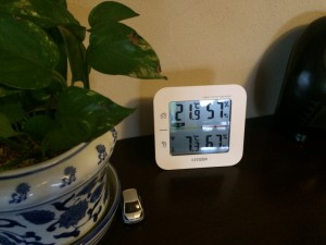 無線で屋外の温度湿度が計れる便利グッズ　上段室内　下段屋外