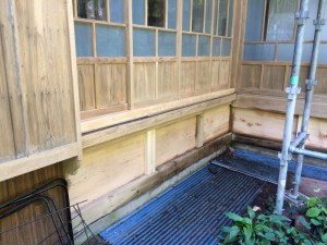 磨いたことで、建具がこんなに、きれいになりました！縁の下の戸板は、桧で新たに製作しました