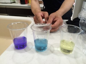 アルカリ度の実験。左が水素水。中が水道水。右が酸性水。水素水、しっかりとアルカリ性の色になっています