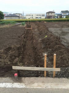 土掘りが完了。広い敷地なので１辺が長いですね。３０ｍ程あります