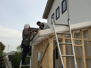 大工さん２人で慎重に屋根材を取り付けます
