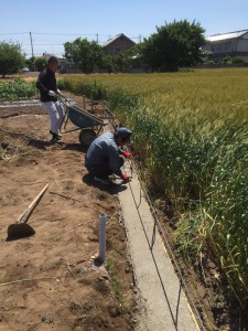 コンクリートを流し込み、表面を平らにしていきます