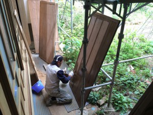 雨戸も自然塗料を塗り、丁寧に仕上げました