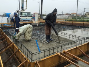 大きなホースから生コンが流し込みます。勢いよく生コンが噴出してきます