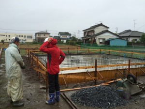 雨の中でしたが無事終了。程良い雨が基礎には嬉しいことです