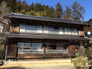 before 南面　１階部分のガラス戸・戸袋・雨戸・敷居などがとても傷んでいました