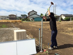 まずは、始点となり場所に支柱を打ち込みます