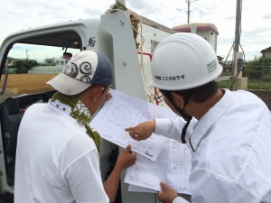 基礎工事の初日。職人さんと図面を見ながら、綿密に打ち合わせを行います