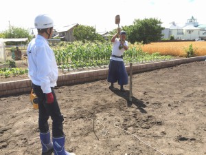 位置を確認し、気持ちを込めて、杭を打ち込みます
