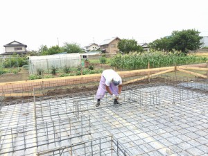 職人さんが、黙々と真剣に鉄筋を組み立てていきます