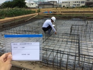 重要な基礎配筋。検査項目は多岐にわたります。ミスがないか、しっかりチェックします