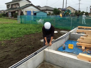 まず、コンクリート基礎の上に、気密性を高める部材を取り付けます。基礎と土台に隙間をつくらないためです