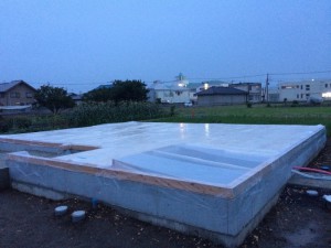 after　床パネルが雨に濡れないよう、専用シートで養生完了。日も暮れてきました。お疲れさまでした