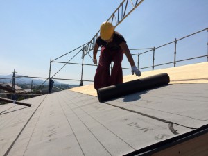 炎天下の中、防水シートの施工。がんばっています。しっかりと重ねて、雨漏り対策行っています