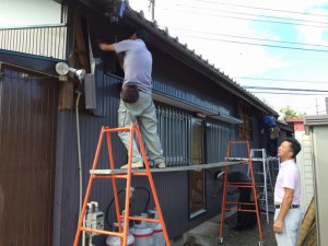 ３人の職人さんたちで、既存の外壁材をはがします。テンポよく進めます