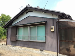 建物の西面です。日差しが強く、外壁の色あせが気になってきました