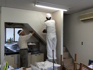 息の合った、コンビプレーで、手際良く塗っていきます