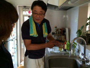 お茶の葉を使い、水素水の粒子が細かいことを実演します。お湯で無く、水でもお茶が出るんです！