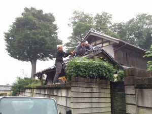 まず、道路側の「瓦」を手降ろしします。４人の職人さんで一気に進めます