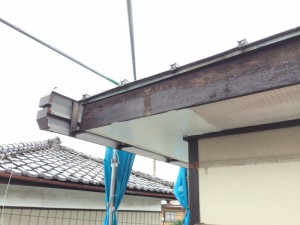 南面の木製「破風板」。強い日差しの影響もあり、劣化が進んでいます