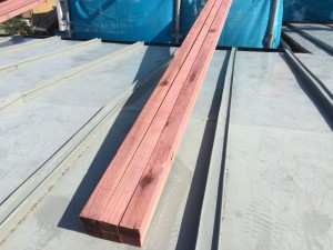 防腐処理された木材を使い、屋根材を取付けるための下地をつくっていきます