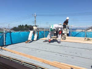 合板の上に、雨漏り対策「防水シート」を敷いていきます