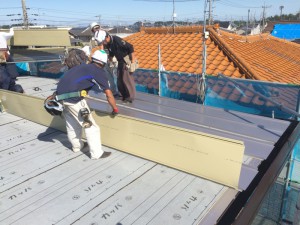 防水シートの上に、新しい屋根材「ガルバニウム鋼板」を設置していきます