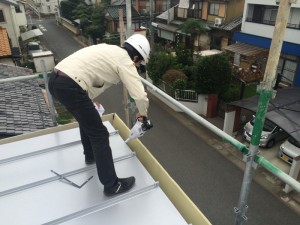 施工後の清掃も忘れずに。雨樋に飛び散った残材を掃除機で吸い取ります