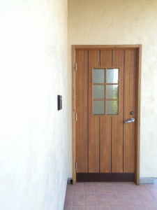 木製玄関ドアも引き立ちます。木と漆喰、Goodですね