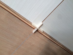 天井材と天井材の間の隙間を一定に保つ定規です。これで、きれいな目地ができます