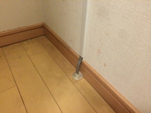 床に穴を開けた部分はパテ埋めをて隙間をふさぎます