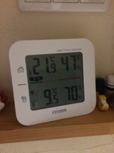 室内　21.9℃　湿度４７％ 外気　9.5℃　湿度７０％ １０℃を下回るとだいぶ寒いです！コートが必要な陽気になってまいりました。