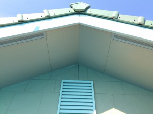 バルコニーの上には、屋根が。その「てっぺん」部分を良く見てみると・・・