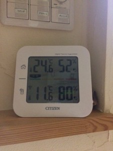 我が家の朝の室内と外気温上段が室内の　温度と湿度　下段が外気温と湿度です