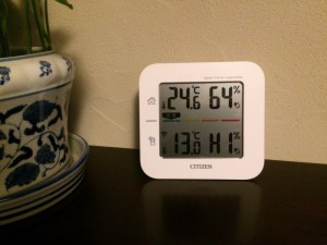 上段が　室内　温度℃　湿度％ 下段が　屋外　温度℃　湿度％　（HI　表示は湿度90％超）