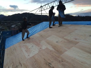 屋根パネル設置完了！雨養生のブルーシートかけて終了です
