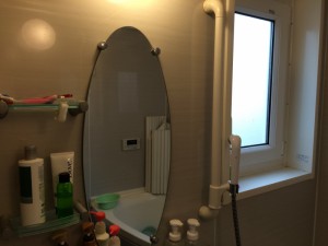 きれいになった鏡の全景です。浴室が明るくなりました