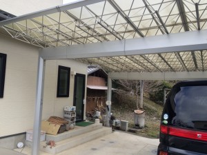 建物建築後にカーポートを設置 ここから出入りすることが多いそうです