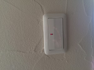 スイッチ中央　赤いLEDが点灯