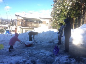 除雪のコツは 降り積もった軟らかいうちに行う事