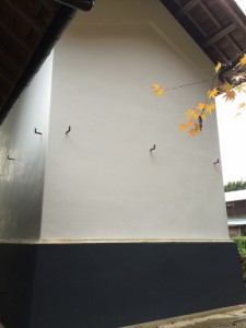 【北面】 こちらも下屋を撤去しました。スッキリした大面積の壁を漆喰で改修！！